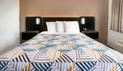 Deluxe Room, 1 Queen Bed, Non Smoking, Refrigerator