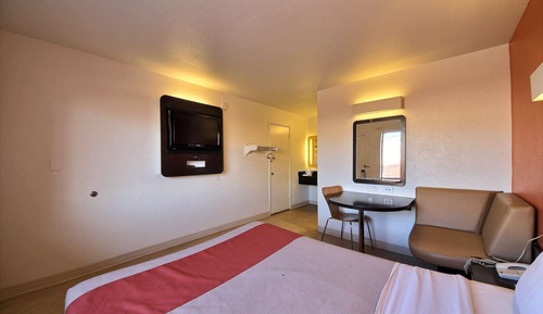 Deluxe Room, 1 Queen Bed, Non Smoking, Refrigerator