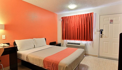 Deluxe Room, 1 Queen Bed, Non Smoking, Refrigerator