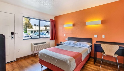 Deluxe Room, 1 Queen Bed, Non Smoking, Refrigerator & Microwave