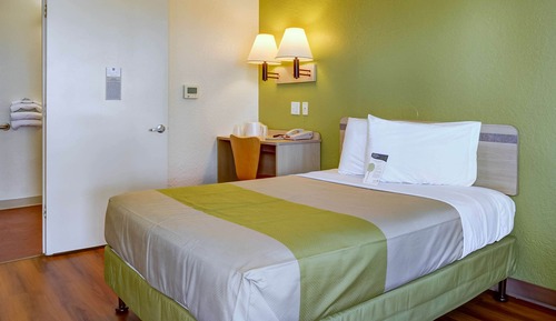 Premium Room, 1 Queen Bed, Non Smoking, Refrigerator