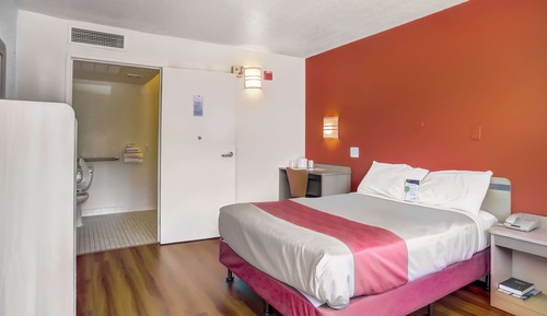 Deluxe Room, 1 Queen Bed, Smoking, Refrigerator & Microwave