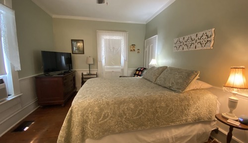 Room, 1 Queen Bed (Mister Charlie's Room)