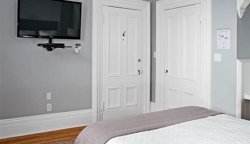 Queen Suite #2 Overlooking Rothesay Road