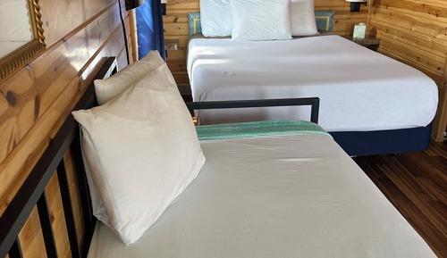 Studio Cabin with Kitchen and Jetted Tub