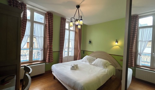 Double Superior, street side