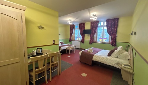 Quadruple Room, Accessible (Vue cour et parking)