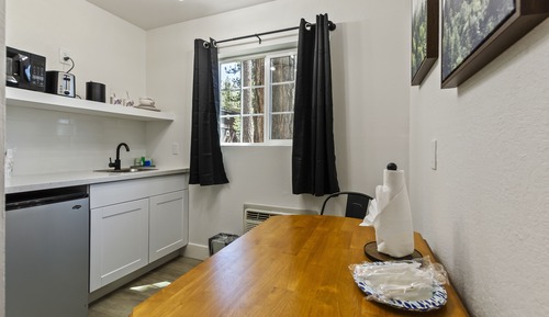 Signature Room, 1 King Bed (Wet Bar)