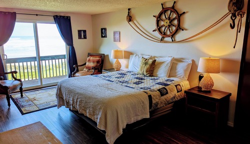 (D) Signature Room, 1 King Bed, Kitchen, Ocean View (No Children or Pets)