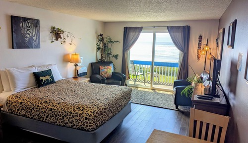 (C) Signature Room, 1 Queen Bed, Kitchen, Ocean View (No Children or Pets)