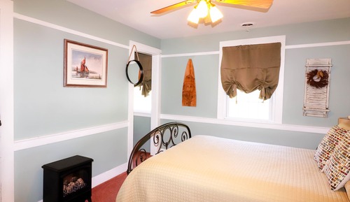 Downs Room - Common Hall Bath