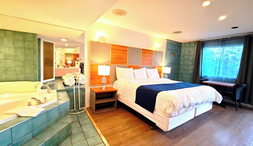 Deluxe Room, 1 King Bed, Jetted Tub, Ground Floor