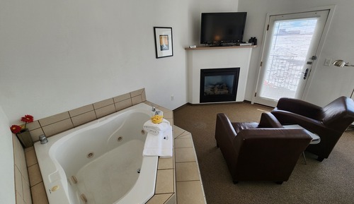 Junior Suite, 1 Queen Bed, Hot Tub, Canal View