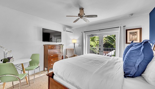 Second Floor Pool View - King (A4)