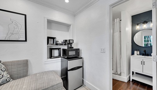 Courtyard Suite - Queen (B3)