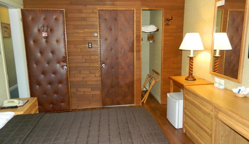 Economy Room, 1 Queen Bed