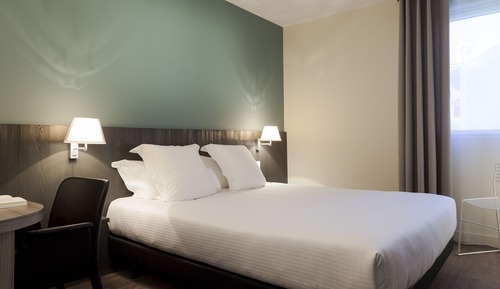 Standard Room, 1 Queen Bed, Courtyard View