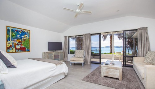Comfort Studio Suite, 1 King Bed, Beachfront