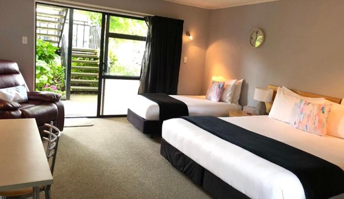 Family Studio, 1 Bedroom, Non Smoking, Kitchenette (1 King & 1 Single bed)