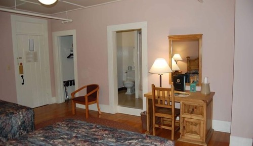 Standard 1 Queen Room