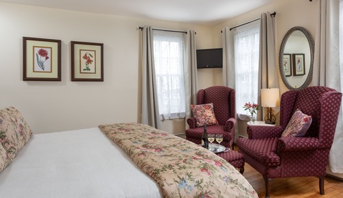 Renaissance (No Pets)