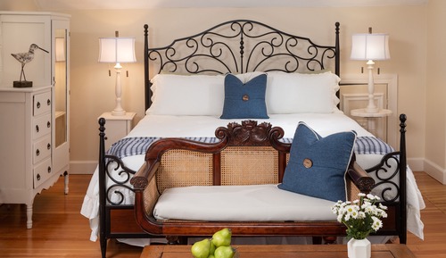 Cupid's Corner (No Pets)