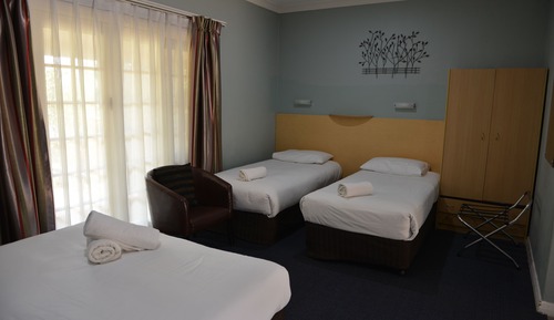 Family Room, Non Smoking, Kitchenette (Family room1queen+2single)