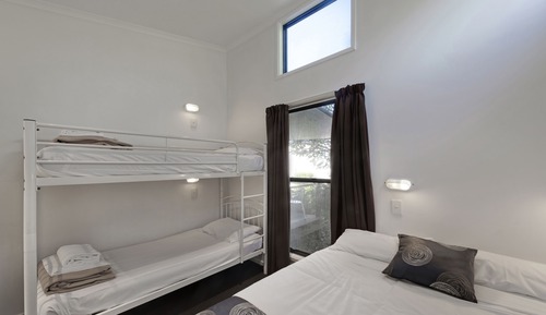 Deluxe 2 Bedroom Cabin - Sleeps 6