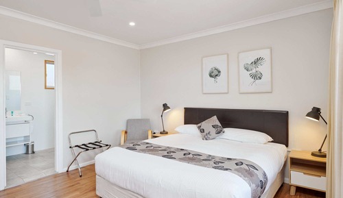 Deluxe Studio, 1 King Bed, Kitchenette