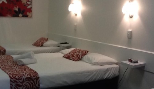 Queen + 2 singles/kitchenette