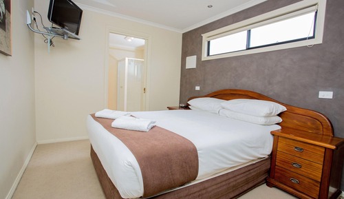 Family Cabin (Sleeps 4)