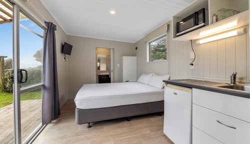 Studio Ensuite Cabin -sleeps 6 (Bedding not included)