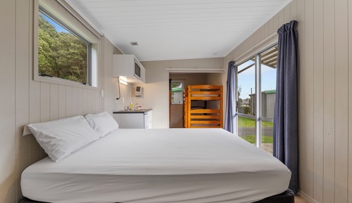 Studio Ensuite Cabin -sleeps 4 (Bedding not included)