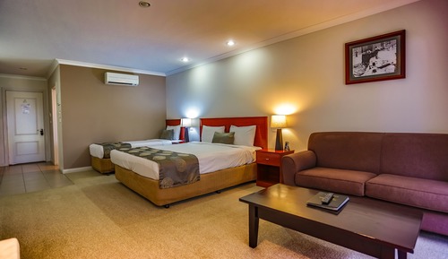 Standard Studio, Kitchenette (River Studio Large)