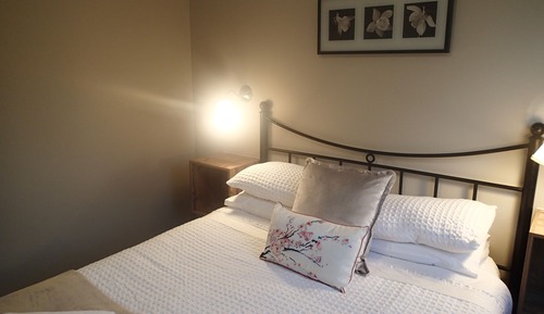 2 Bedroom Apartment (#1) - (2 Queen and 1 Single Bed)