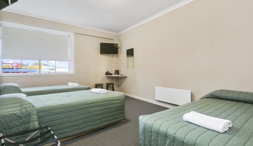 Standard Studio, Non Smoking, Shared Bathroom (3 Single Beds)