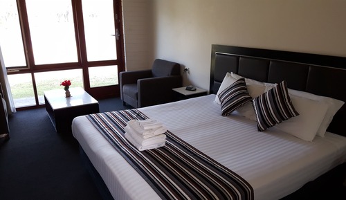 1 Bedroom King Suite (Waterfront room)