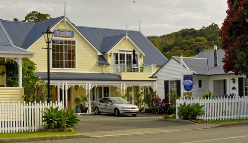 Deluxe Studio Suite, 1 King Bed, Kitchen, Courtyard View