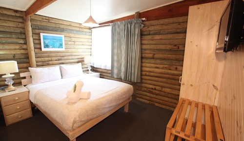 3 Bedrooms, Queen Bed, 2 singles, Bunk 7 Nights