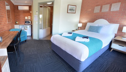 Deluxe Queen Room with Bath