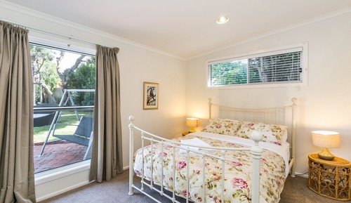 Beachfront Cottage (3 Queens, 2 Bunks and 1 Single Beds)