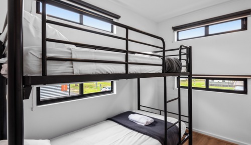 Superior Riverside 3 Bedroom Cabin - Sleeps 6