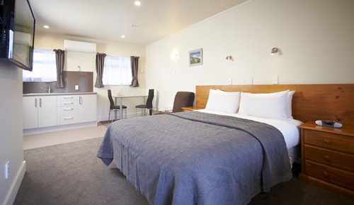 Executive One bedroom Apartment (1 Queen + 2 Singles)