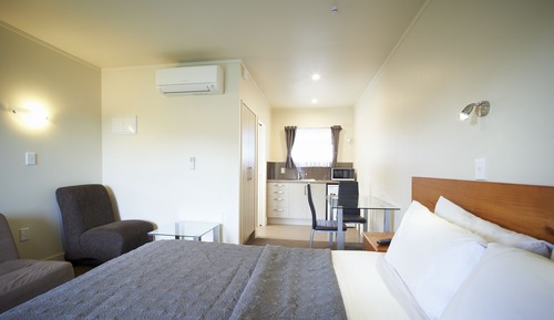 Executive Queen Studio