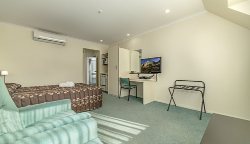 Queen Studio with Shower over Spa Bath