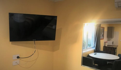 Deluxe Family Room (1 Queen, 2 Singles)