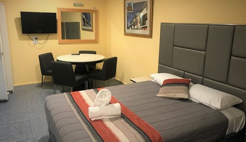 Deluxe Family Room (1 Queen, 3 Singles)