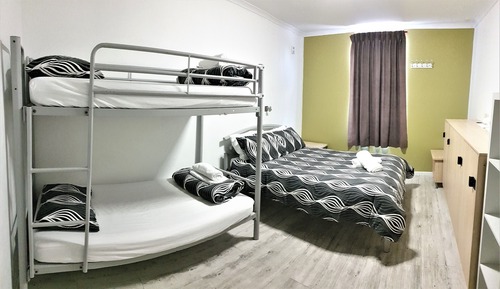 Queen/twin shared bathroom