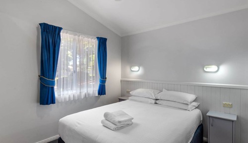 Deluxe 2 Bedroom Treetop Spa Cabin