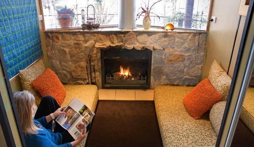 Snowgums Honeymoon Spa Chalet (1 King Bed + Kitchen)